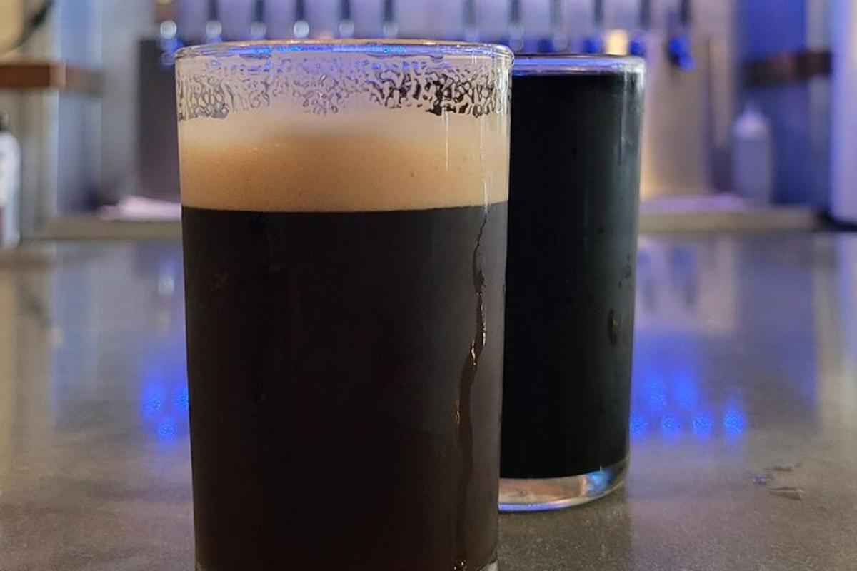 テーブルの上に置かれたビールのグラス