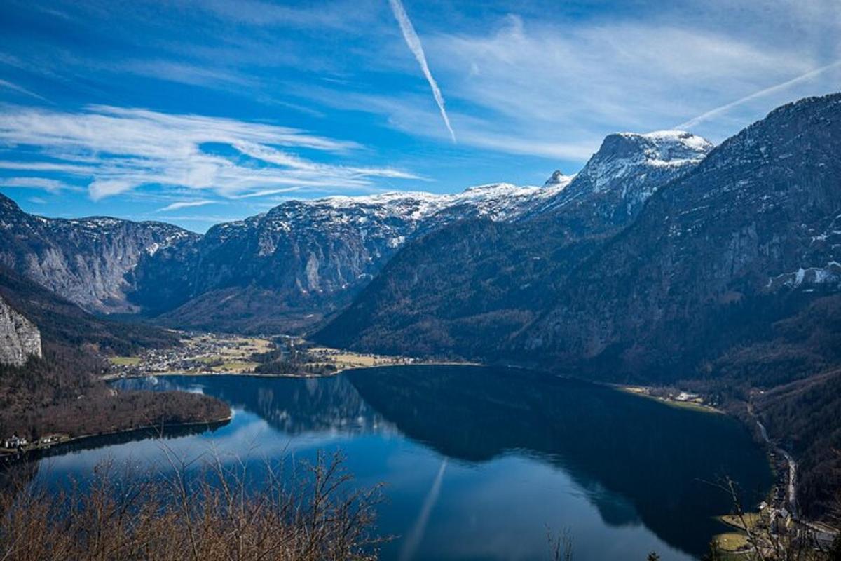 pohled na jezero v horách se sněhem