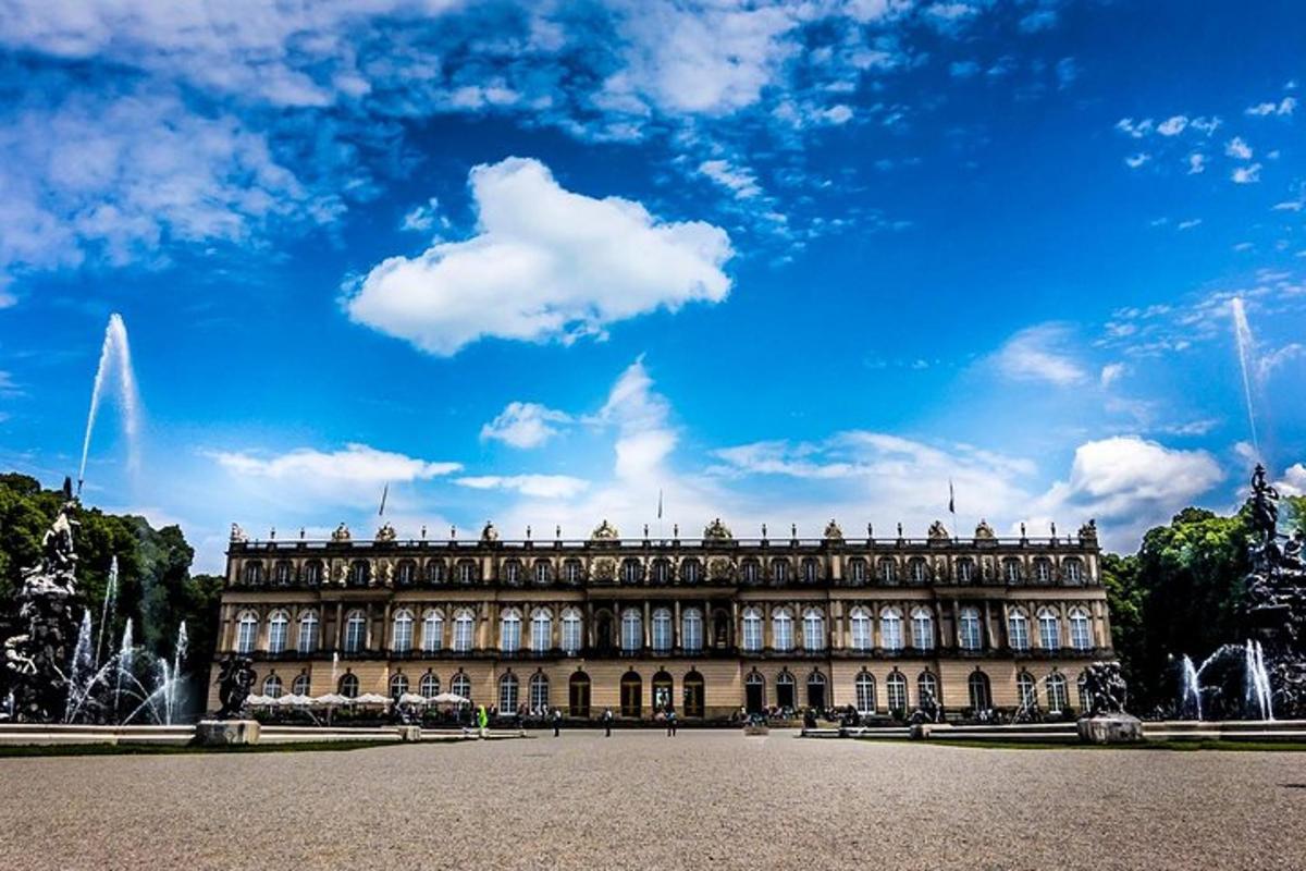un grande edificio con un cielo blu sullo sfondo