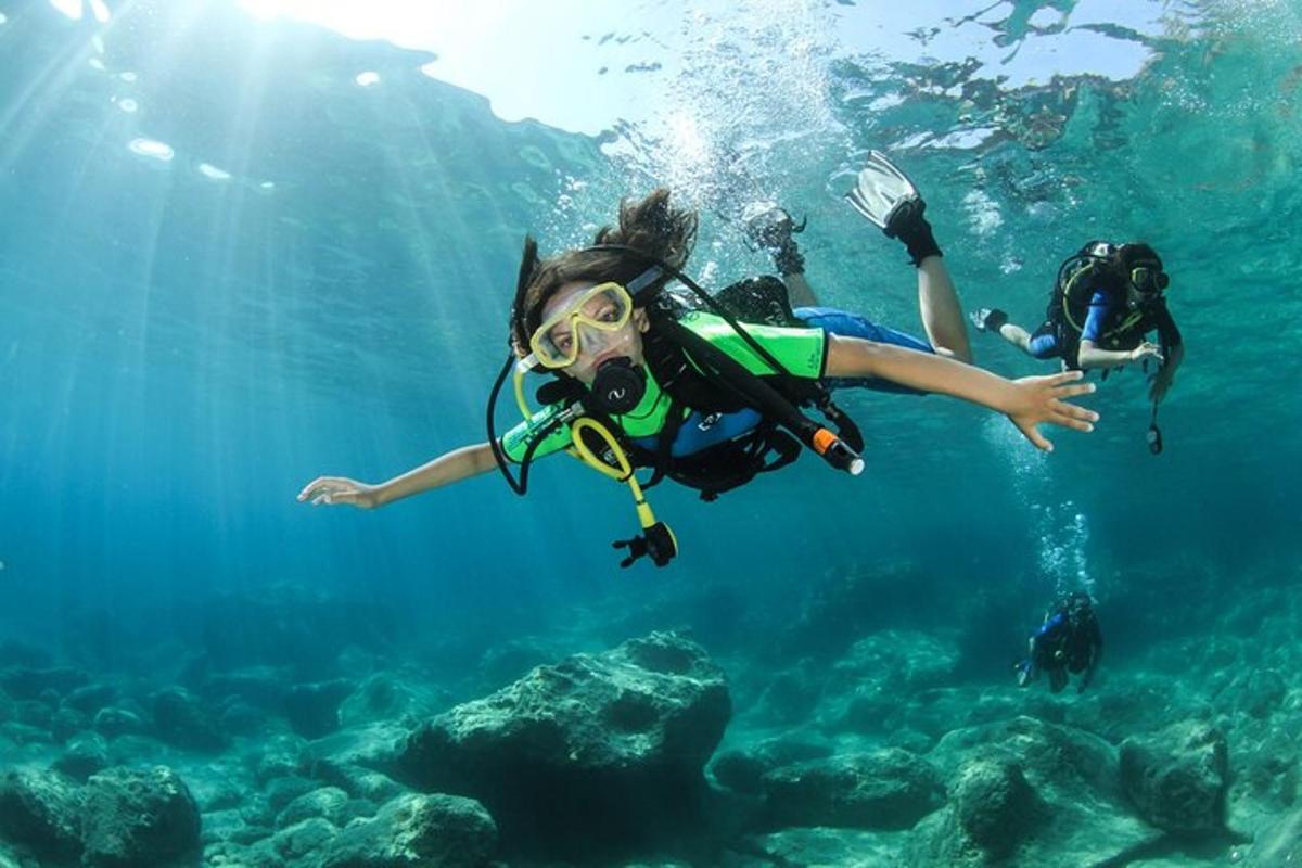una donna che nuota nell'oceano con un sub