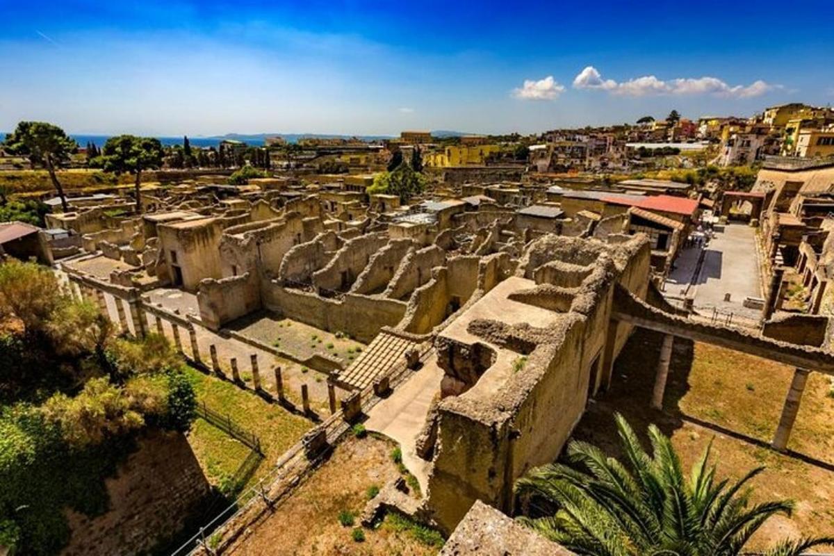 uma vista aérea de uma cidade antiga com ruínas