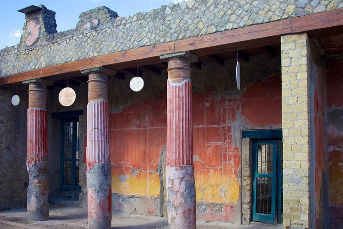 un vecchio edificio con colonne ai lati