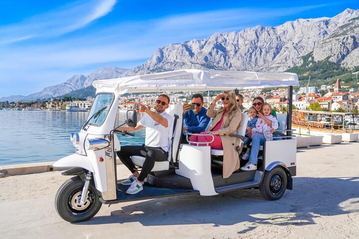 egy csoport ember golfkocsiban utazik