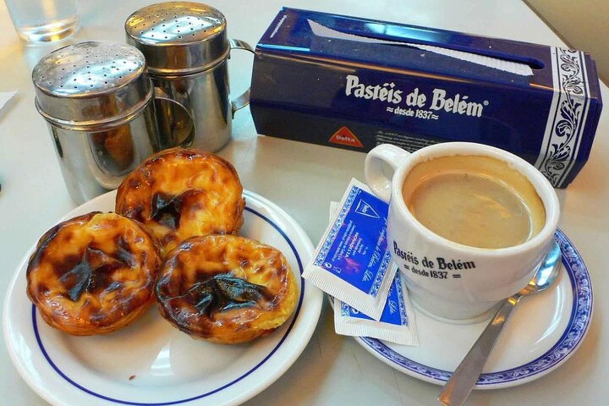 to smultringer på en tallerken ved siden av en kopp kaffe