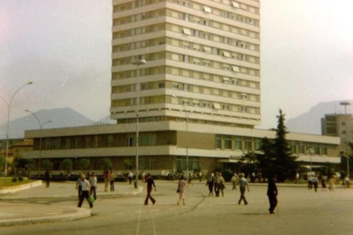 un gruppo di persone che camminano davanti a un edificio