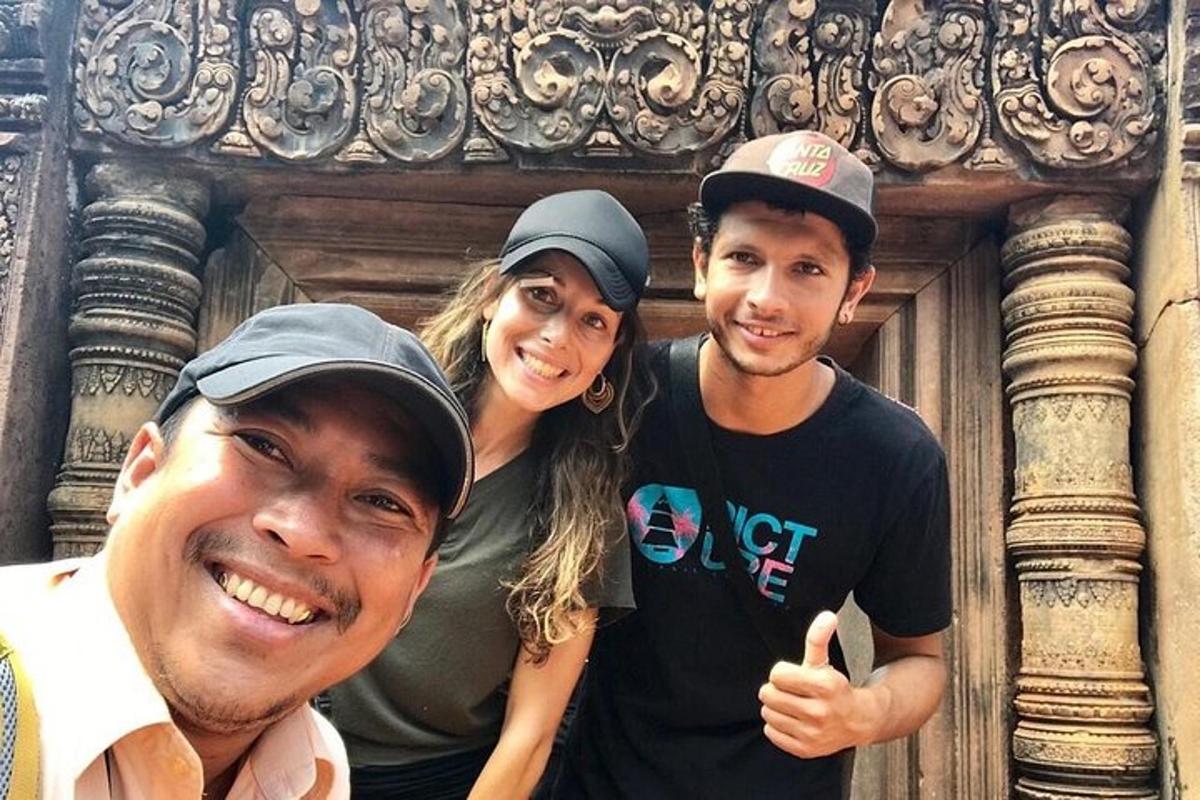 sekumpulan tiga orang berdiri di hadapan sebuah bangunan