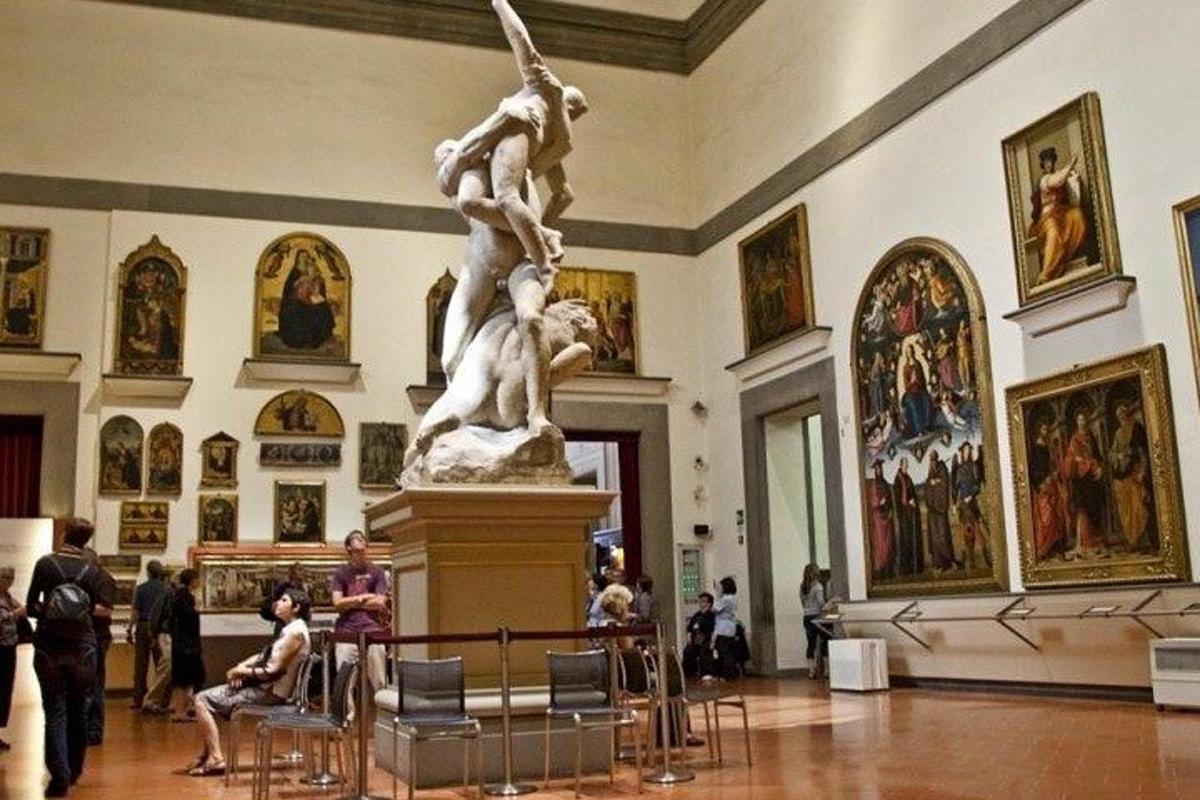 un museo con una statua al centro di una stanza