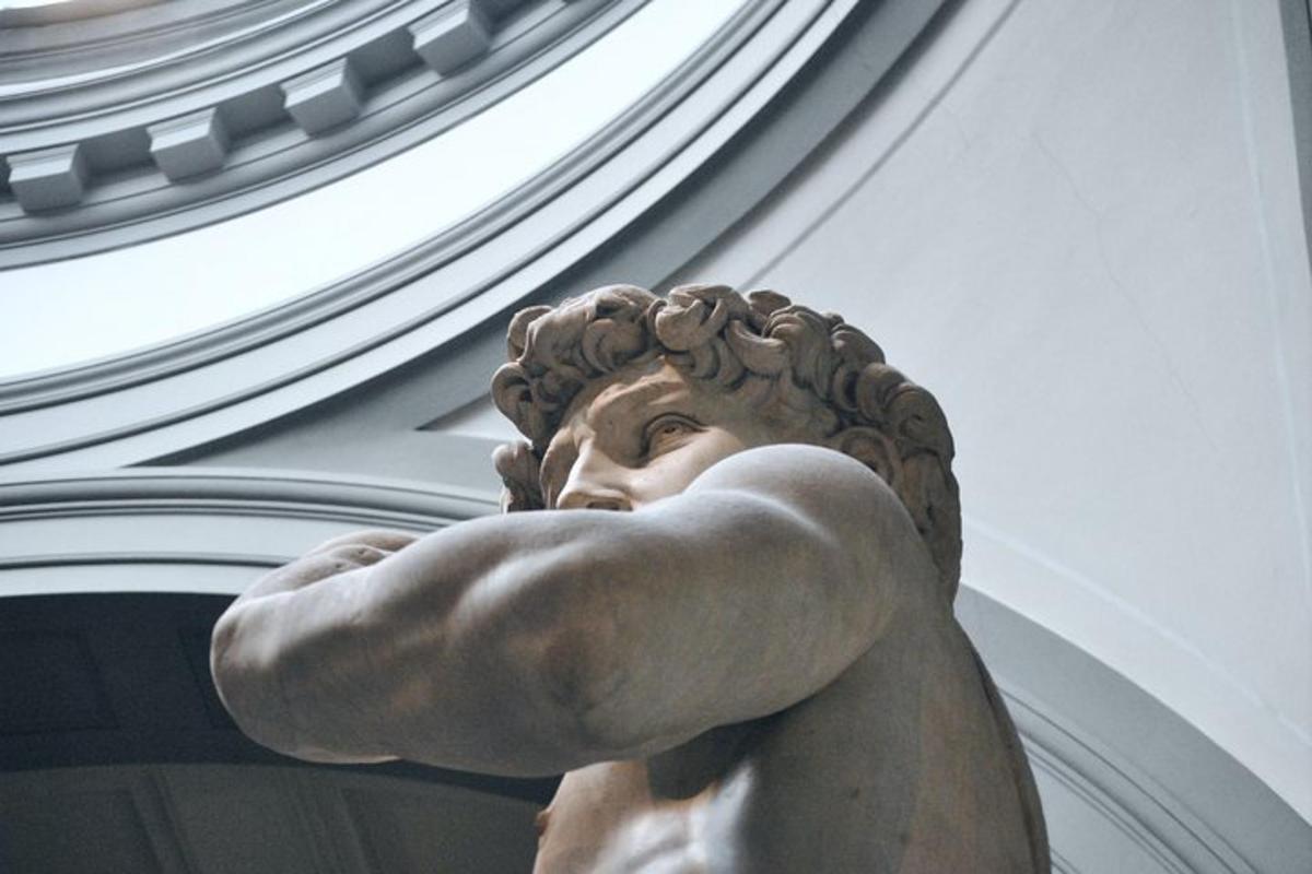 una statua di un uomo in un edificio