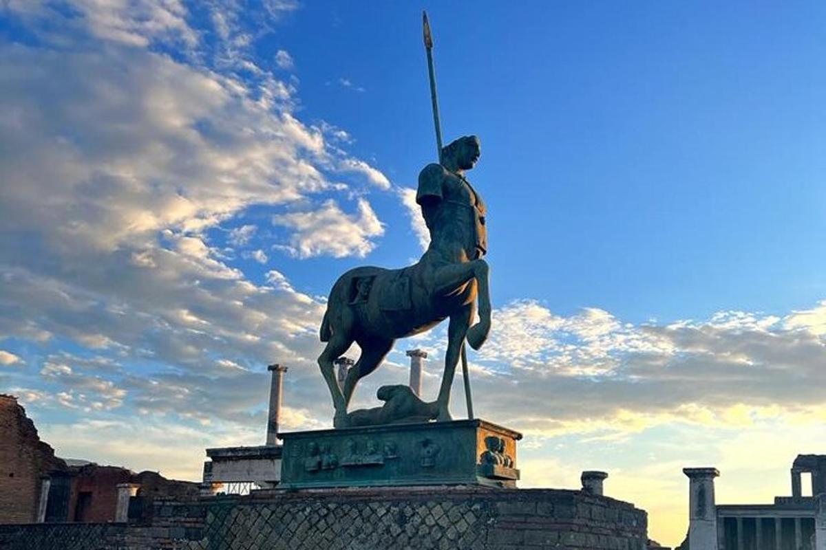 una statua di un uomo a cavallo
