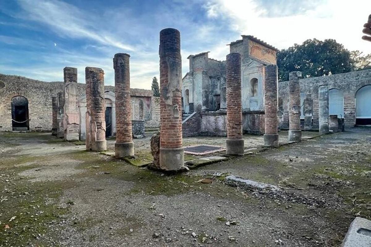 un antico edificio con colonne in un cortile