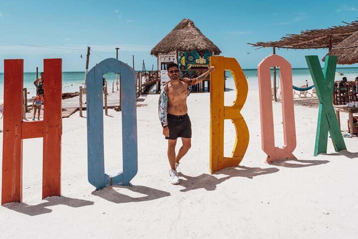 un uomo in piedi in un gruppo di cartelli sulla spiaggia