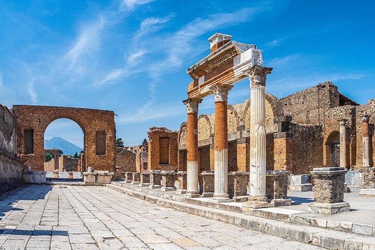 antiche rovine di un edificio con colonne e un arco