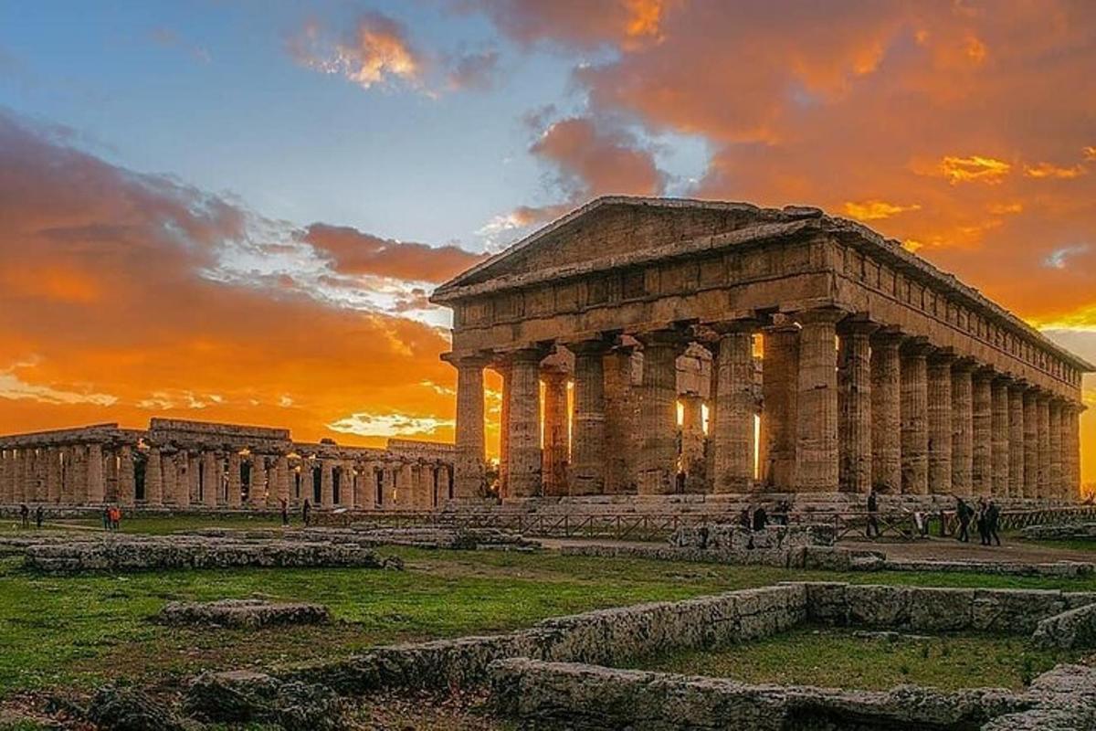 un bâtiment ancien avec un coucher de soleil en arrière-plan