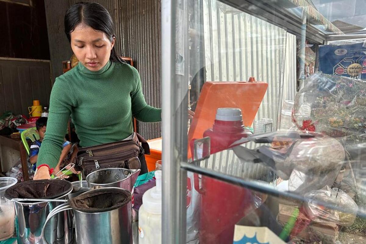 žena v kuchyni připravující jídlo vedle požárního hydrantu