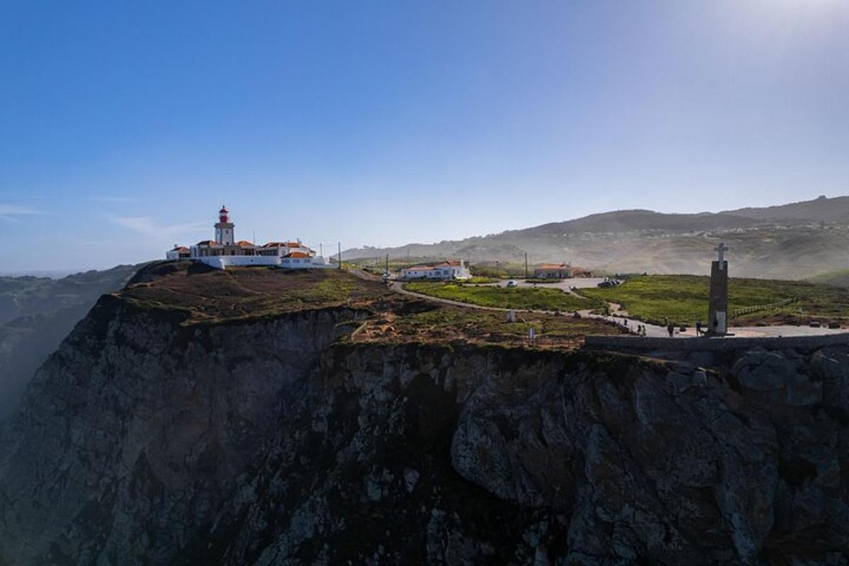 uma colina com uma cruz no topo de uma montanha