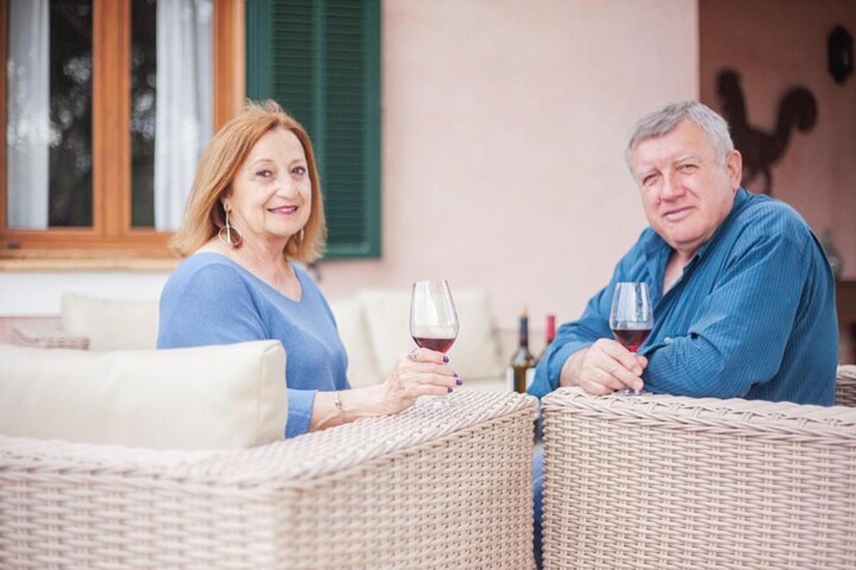 muž a žena držící sklenice vína