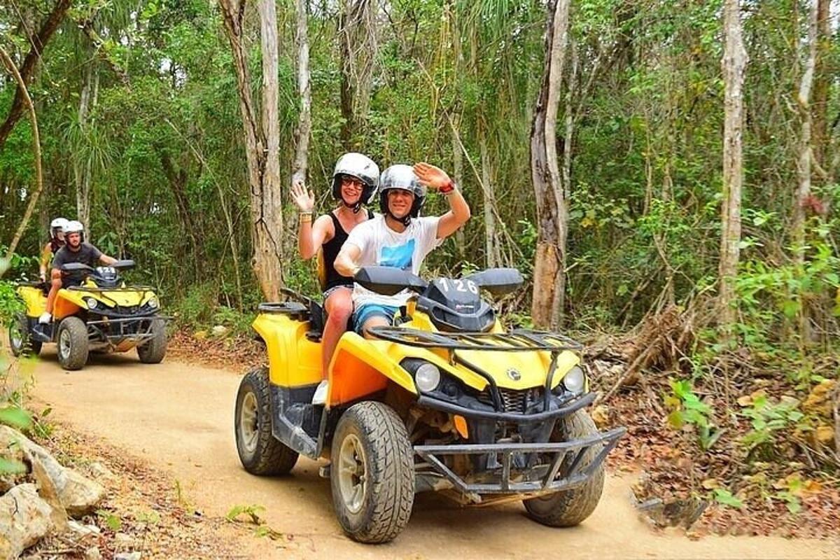 deux personnes conduisant des VTT sur un chemin de terre