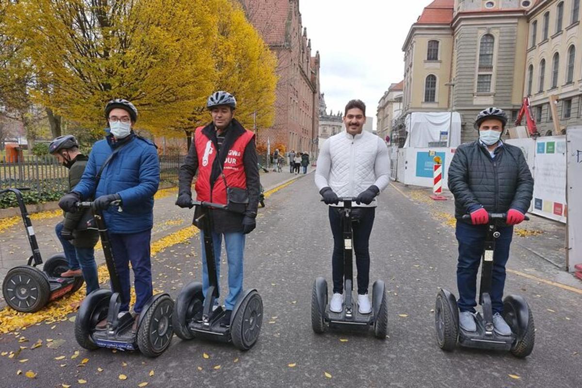 grupp inimesi, kes sõidavad mööda tänavat Segwaydega