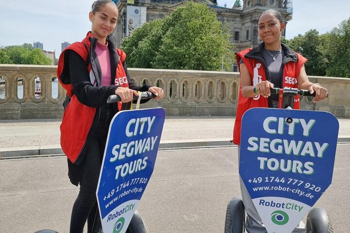 To kvinner som kjører på scootere med skilt fra City Seymour Tours