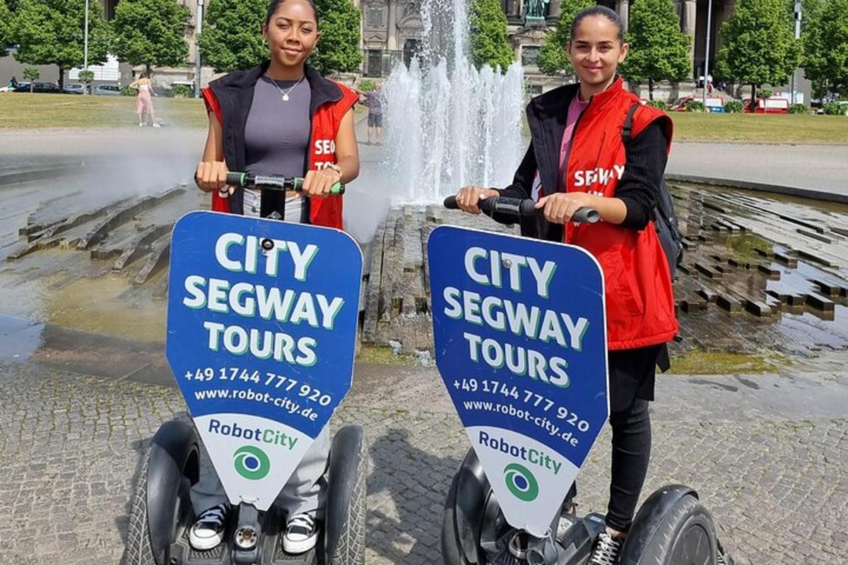 kaks naist segwaydel purskkaevu ees