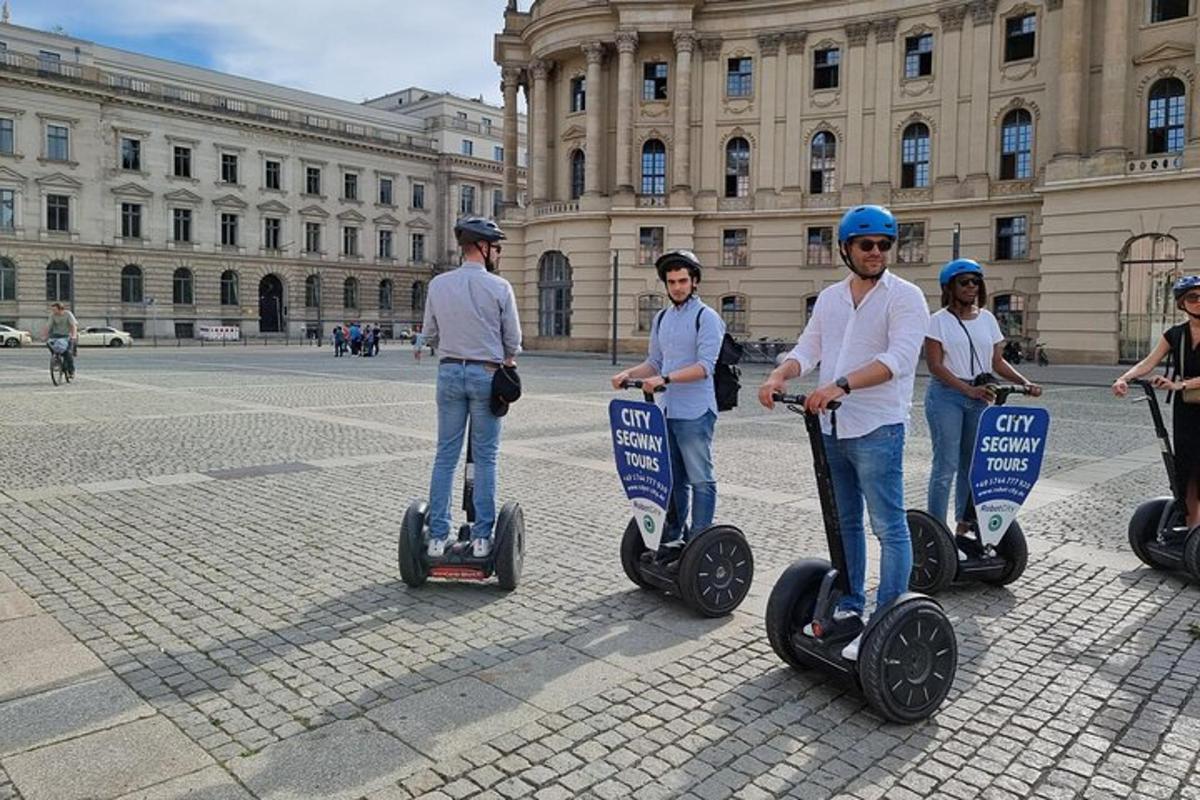 Un grupo de personas montando segways frente a un edificio.