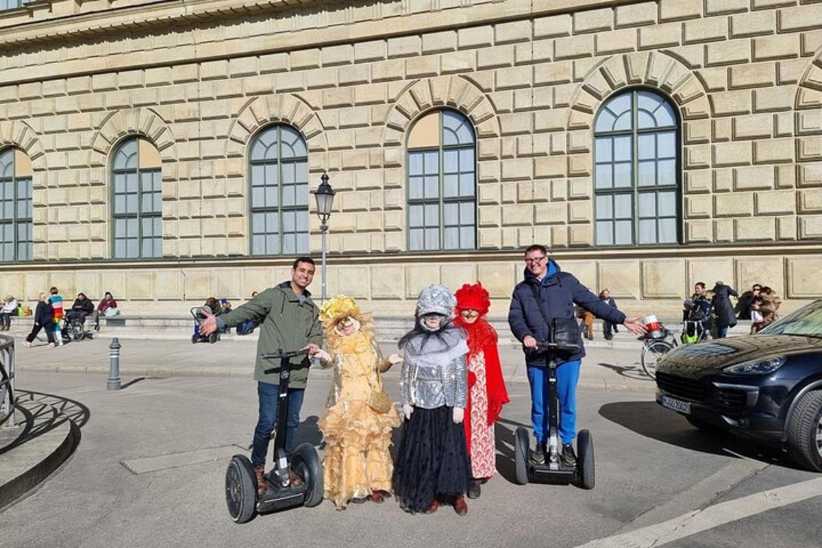 Un grupo de personas disfrazadas que viajan en segways.