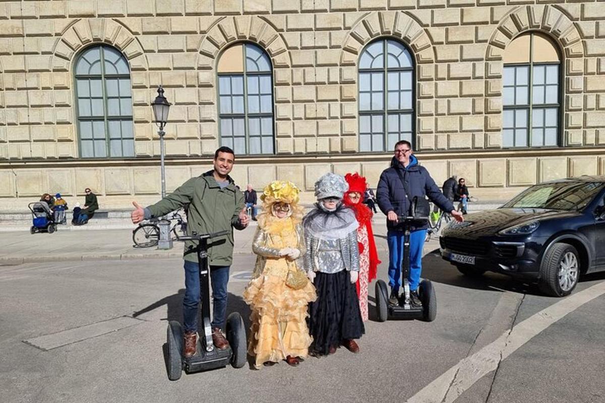 en gruppe mennesker kledd i kostymer som kjører segwayer