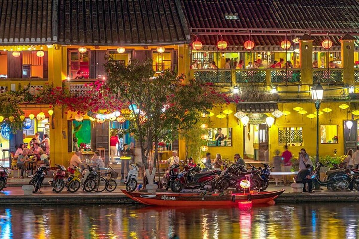 một nhóm xe máy đỗ bên bờ sông