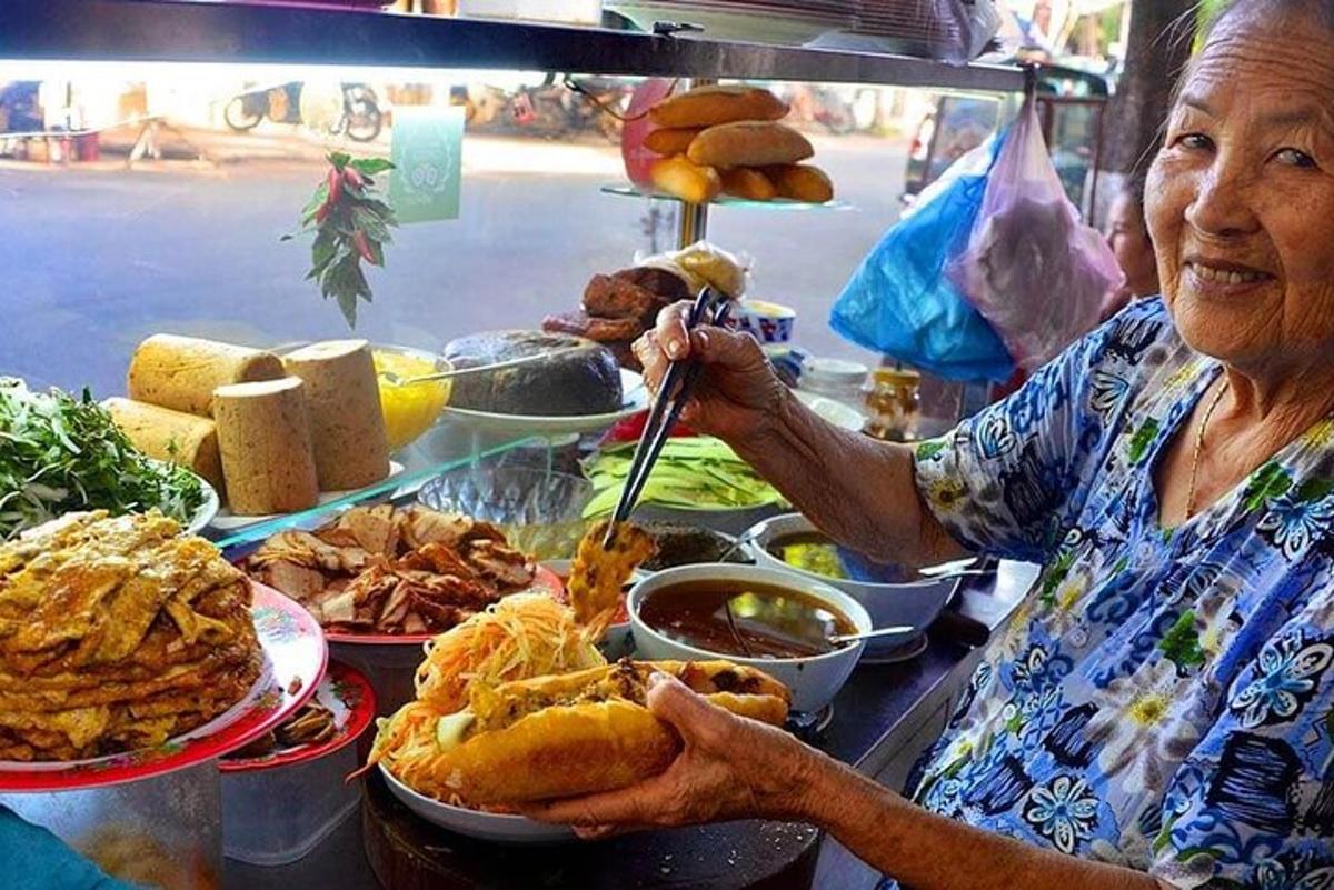 một người phụ nữ lớn tuổi đang cầm một đĩa thức ăn
