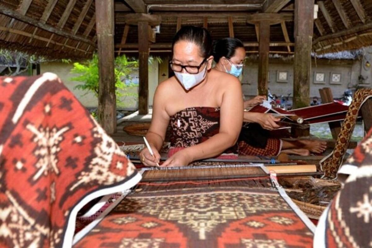 Dos mujeres con mascarillas trabajando en una alfombra