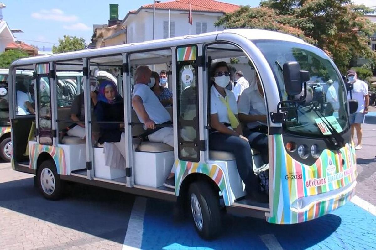 Un autobús con gente sentada dentro.