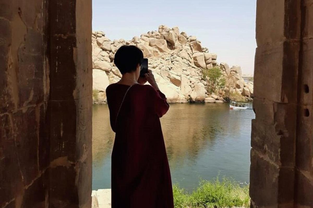 osoba fotografující řeku fotoaparátem