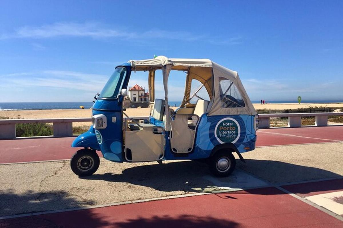 majhen golf voziček parkiran ob plaži