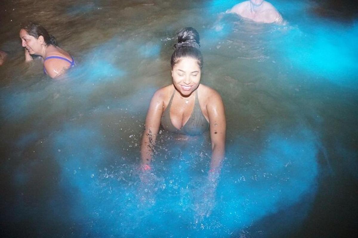 una mujer en una piscina de agua azul