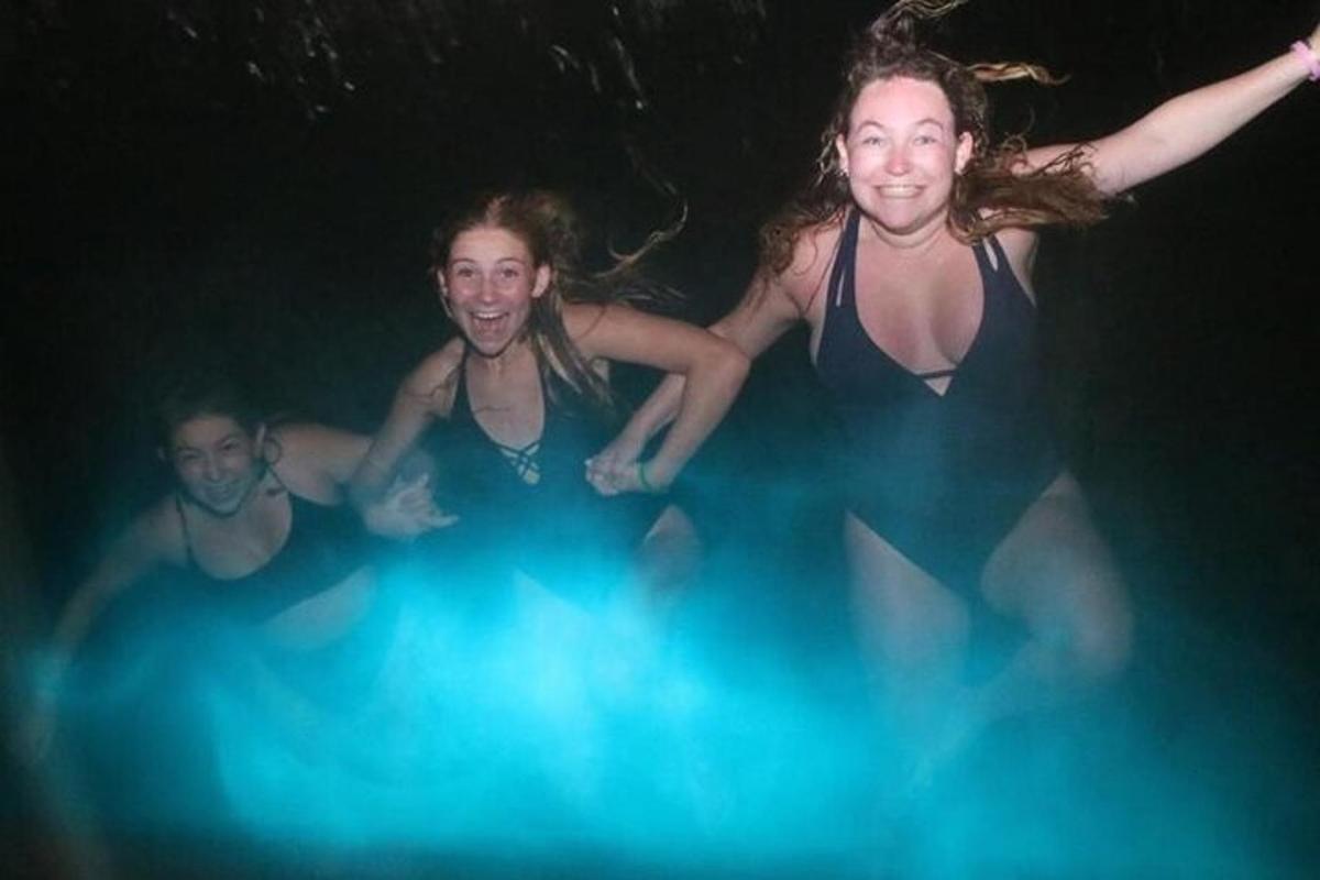 Un grupo de personas en el agua con un frisbee