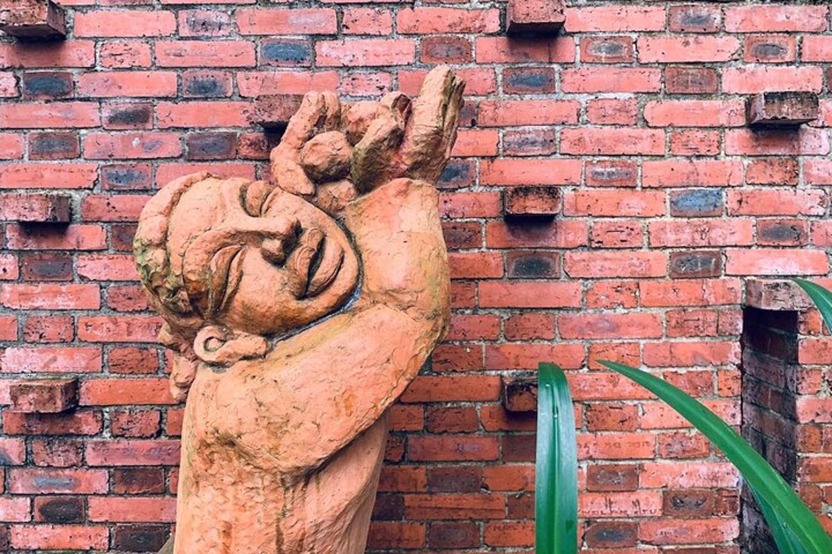 una statua di una donna con la mano alzata in aria