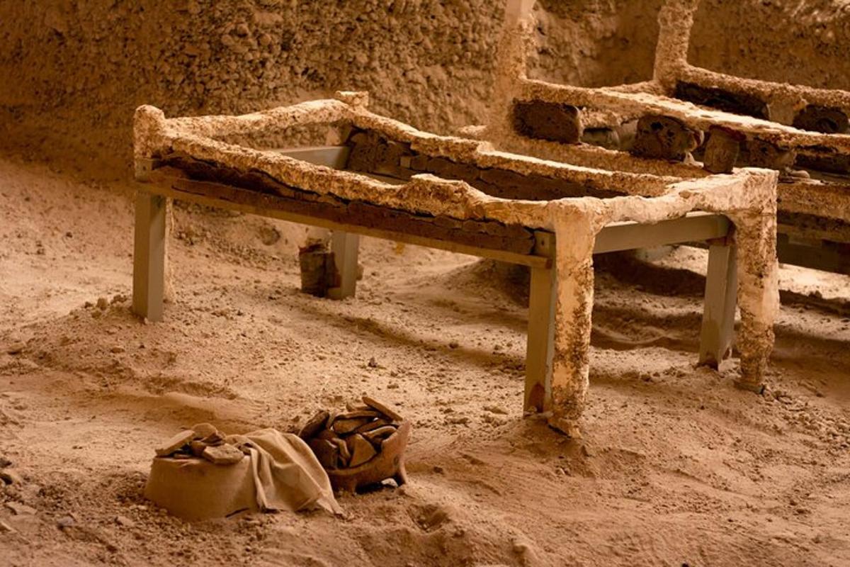 una stanza sporca con una panca nella terra