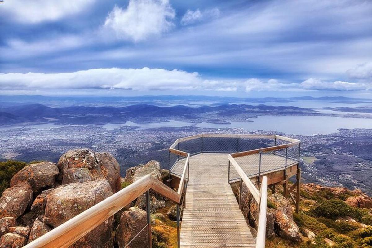 una passerella di legno in cima a una montagna