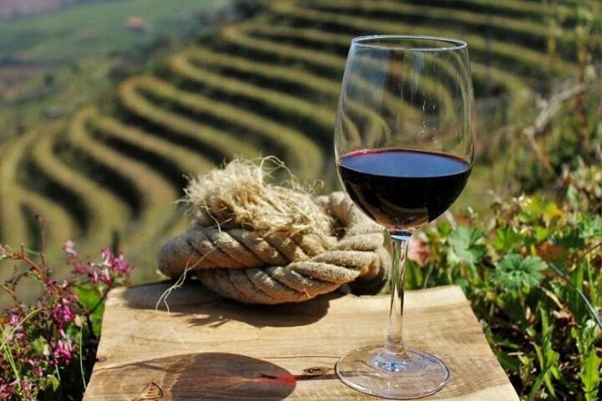 kozarec vina, ki stoji na mizi