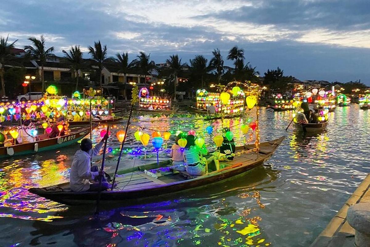 un groupe de personnes sur un bateau dans l'eau avec des lumières