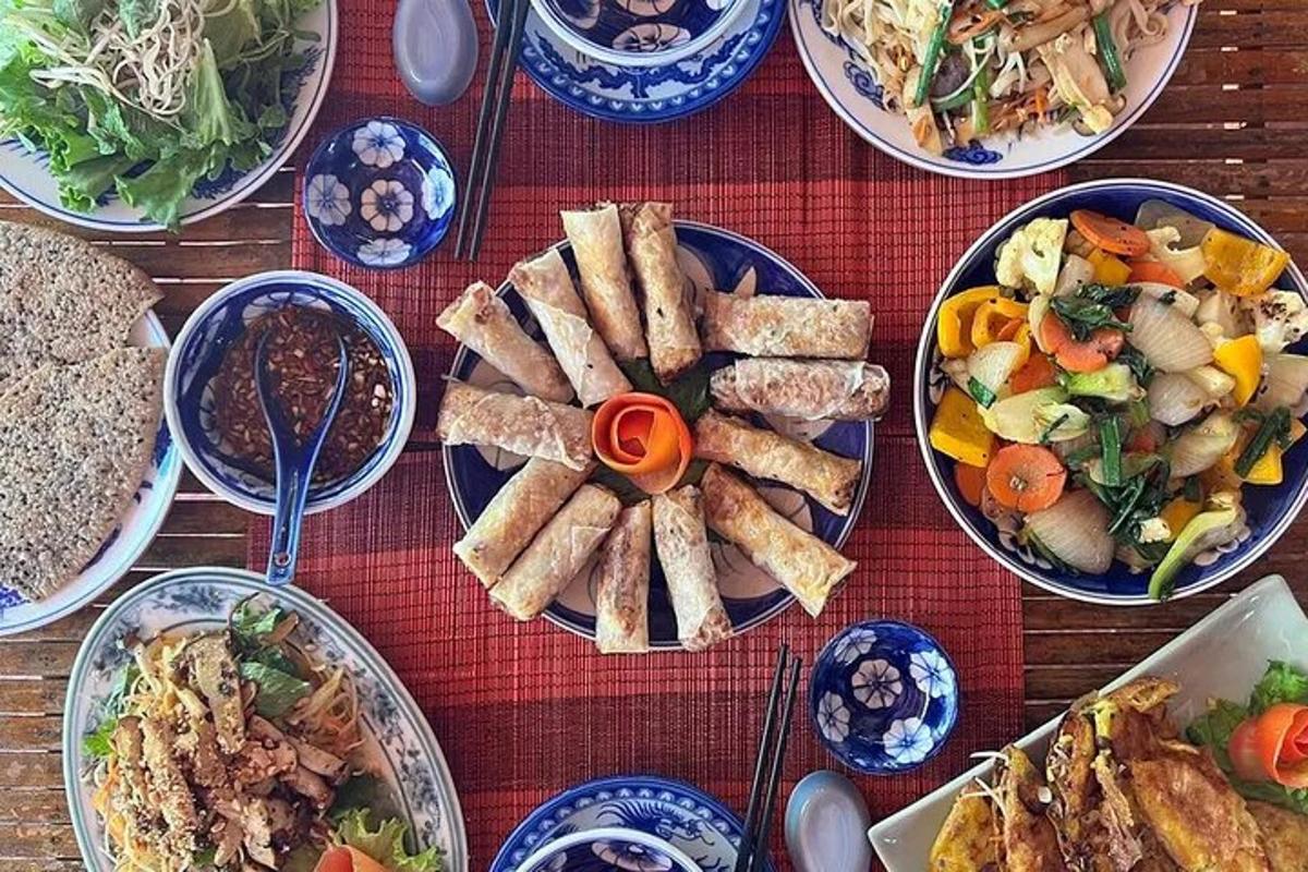 une table avec des assiettes de nourriture sur une table