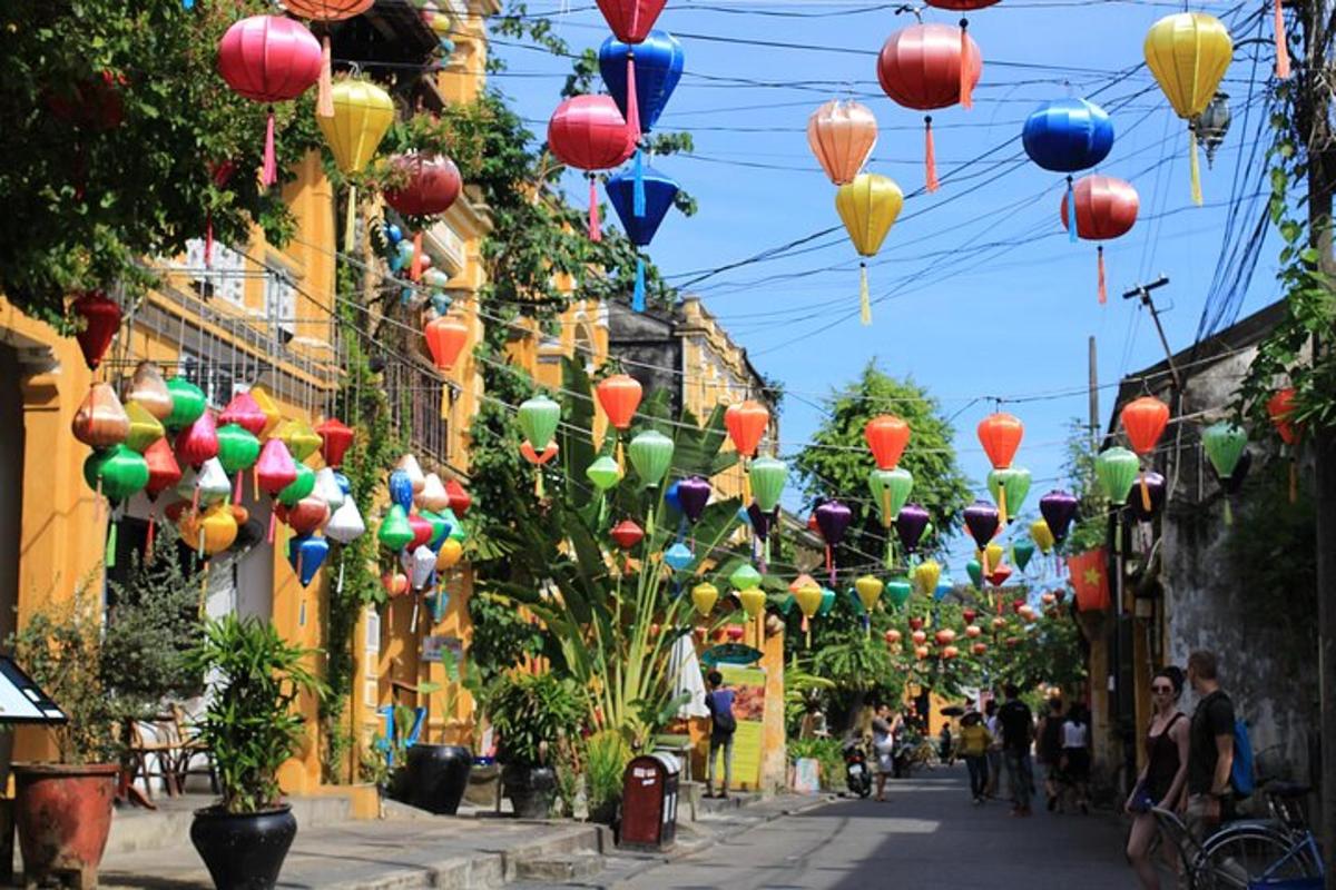 une rue avec des lanternes colorées suspendues au-dessus d'une rue