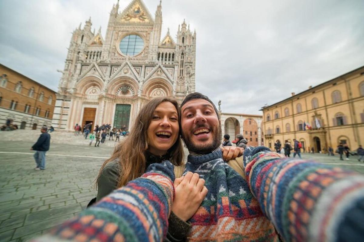 um homem e uma mulher posando em frente a um prédio