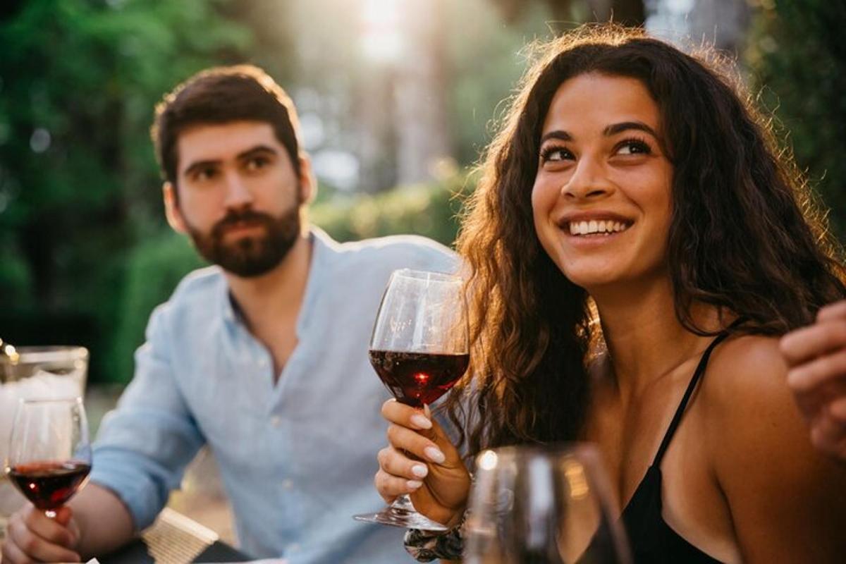 un home i una dona sostenint una copa de vi