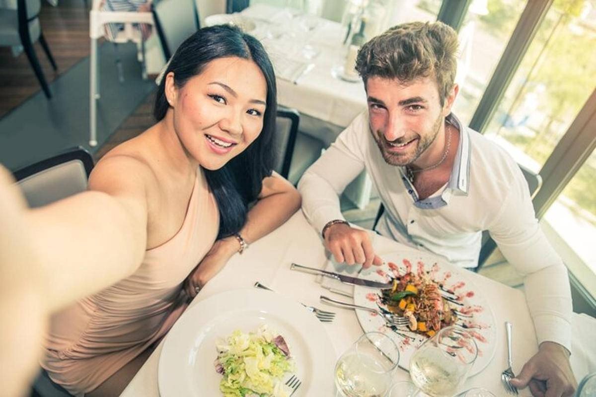 un home i una dona asseguts a una taula amb un plat de menjar