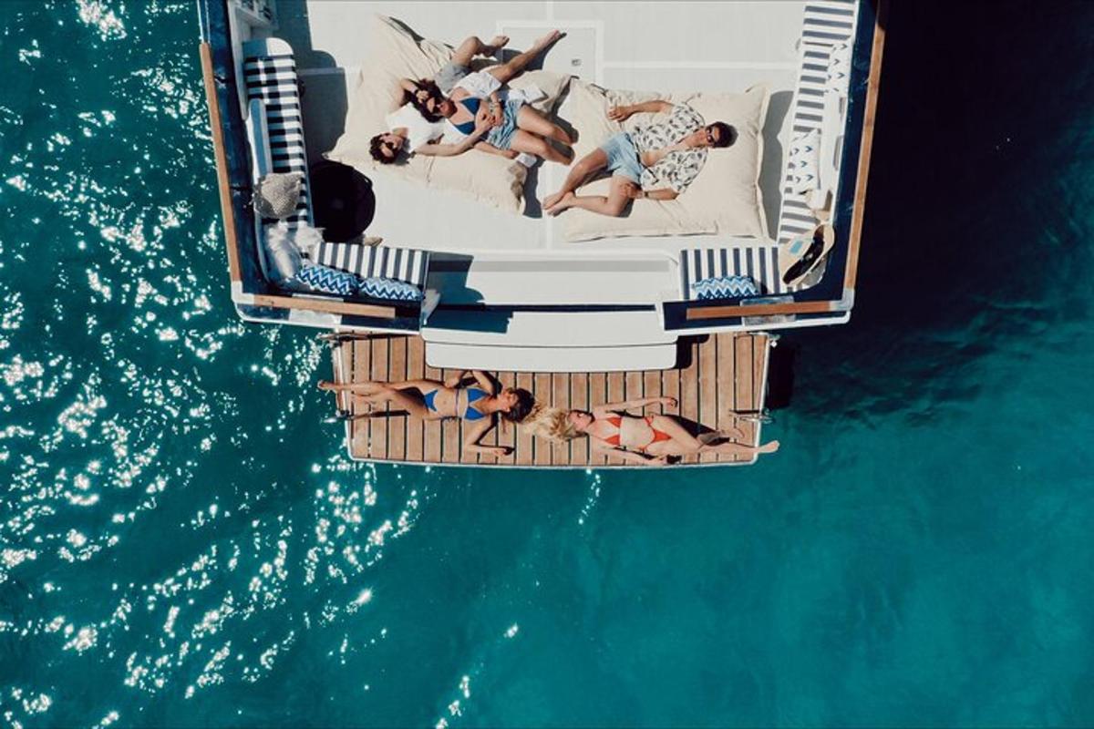 un gruppo di persone su una barca in acqua