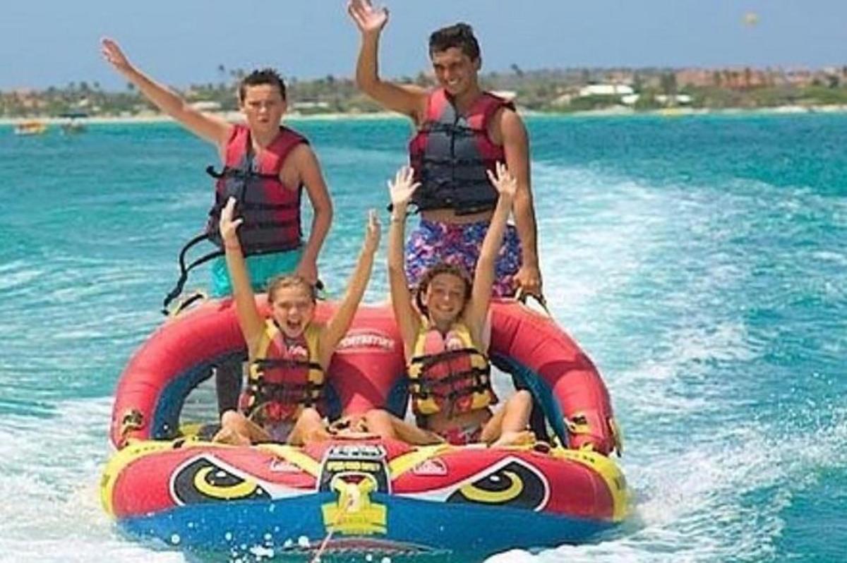 Tři děti se sjíždějí na raftu ve vodě