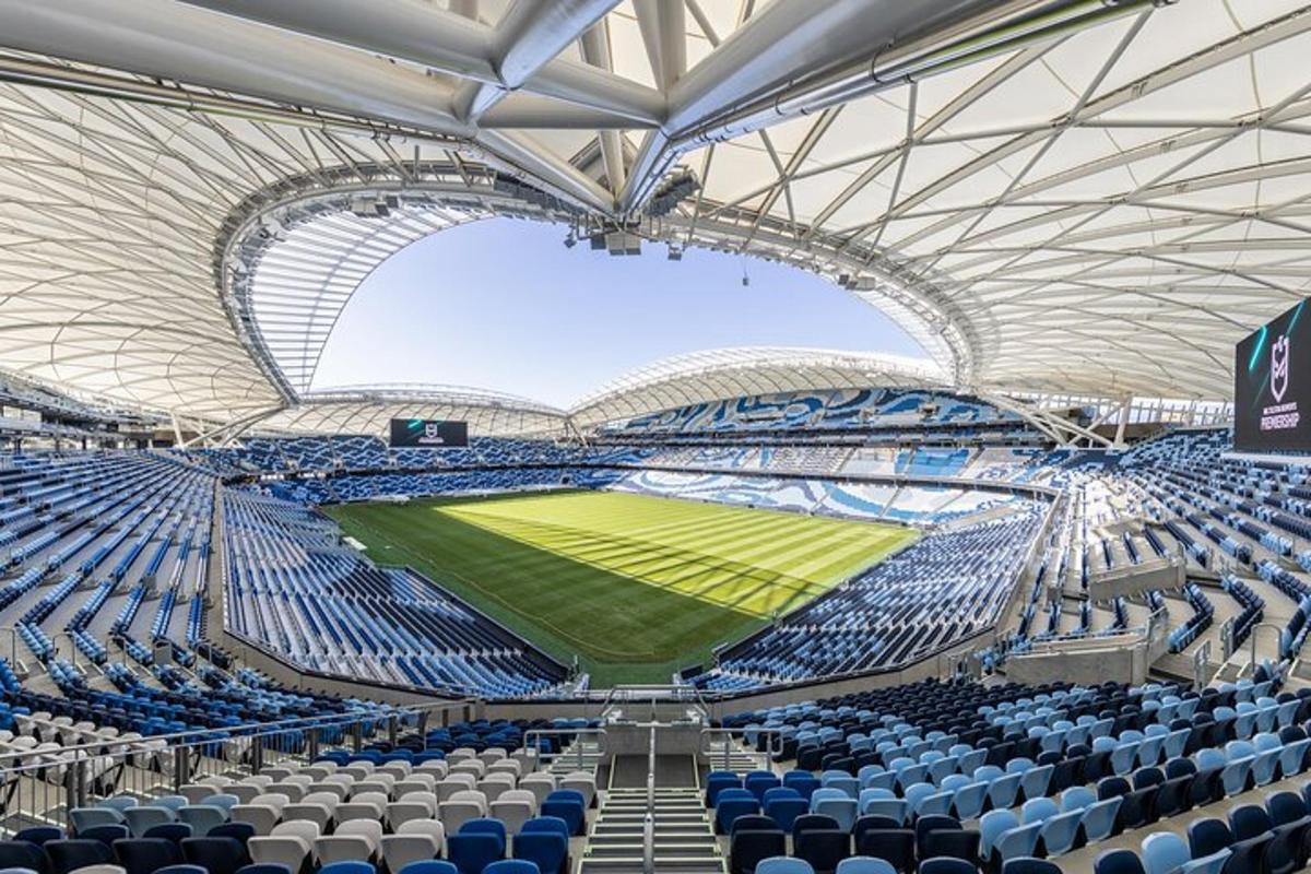 uno stadio con un campo da calcio al centro