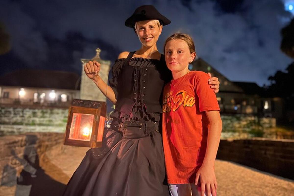 ženska in otrok pozirata za sliko
