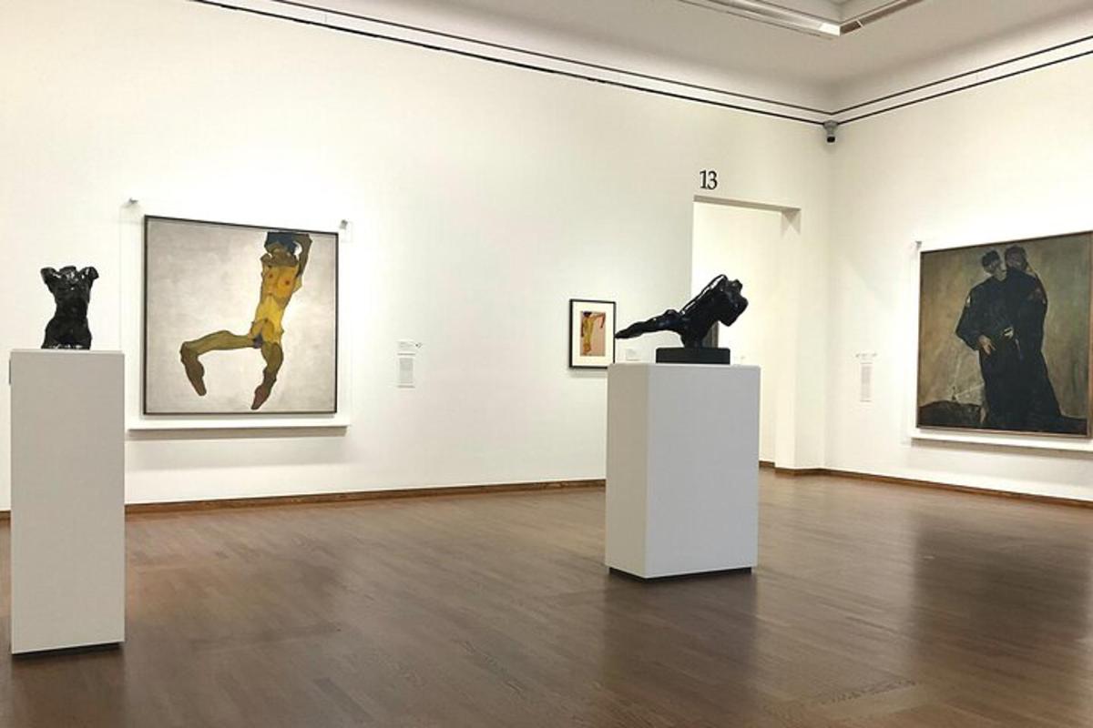 et museumsgalleri med to skulpturer på hvide vægge